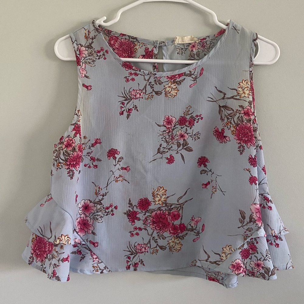 Sweet sleeveless blouse from Altar’d State.size small and good condition!